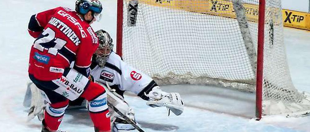 Der Berliner Antti Miettinen schießt das 5:1 für die Eisbären.