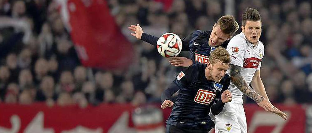 Strecken im Abstiegskampf: Herthas Fabian Lustenberger (vorn) und Sebastian Langkamp gegen VfB-Spieler Daniel Ginczek.