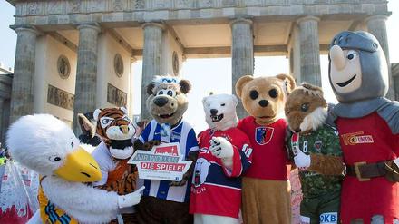 Die Maskottchen von Berliner Vereinen (v.l.n.r.), Albatros von Alba Berlin, Charly von den Berlin Recycling Volleys, Herthinho von Hertha BSC, Bully von den Eisbären Berlin, der Bär vom Berliner Hockey Club (BHC), Fuchsi von den Berliner Füchsen und Ritter Rost von Union Berlin werben am 19.02.2015 vor dem Brandenburger Tor für eine Berliner Olympiabewerbung