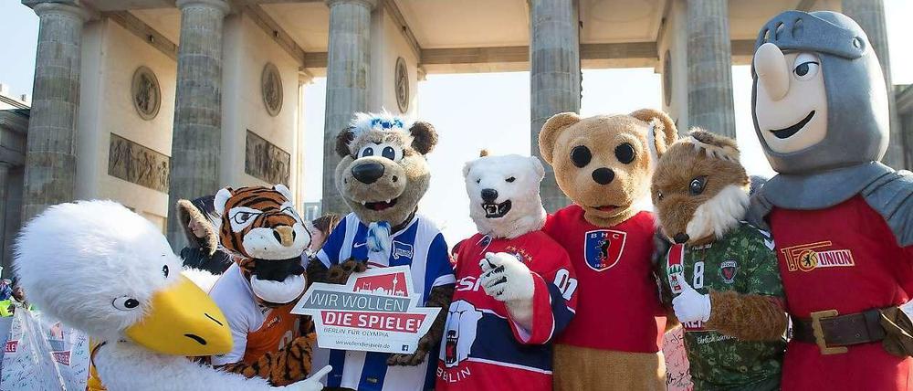 Die Maskottchen von Berliner Vereinen (v.l.n.r.), Albatros von Alba Berlin, Charly von den Berlin Recycling Volleys, Herthinho von Hertha BSC, Bully von den Eisbären Berlin, der Bär vom Berliner Hockey Club (BHC), Fuchsi von den Berliner Füchsen und Ritter Rost von Union Berlin werben am 19.02.2015 vor dem Brandenburger Tor für eine Berliner Olympiabewerbung