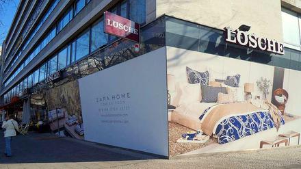 Bettwäsche statt Pelzmode. Am Ku'damm / Ecke Knesebeckstraße kündigt sich der neue Mieter an.