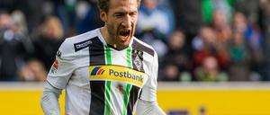Jubel: Gladbachs Fabian Johnson feiert sein 1:0 gegen den SC Paderborn.