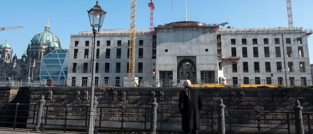 Der Regierende Bürgermeister Michael Müller (SPD) will im Stadtschloss, dessen Rohbau fertig ist, Berliner Geschichte präsentieren.