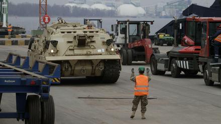 Verladung von US-Militärausrüstung im Hafen von Riga