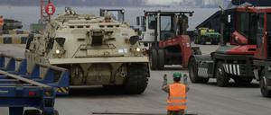 Verladung von US-Militärausrüstung im Hafen von Riga