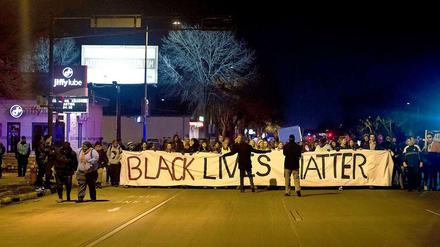 Die tödlichen Schüsse gegen unbewaffnete Schwarze in den USA treiben immer mehr Menschen auf die Straßen. Hier protestieren Einwohner des Bundesstaats Wisconsin nach dem Tod von Tony Robinson.