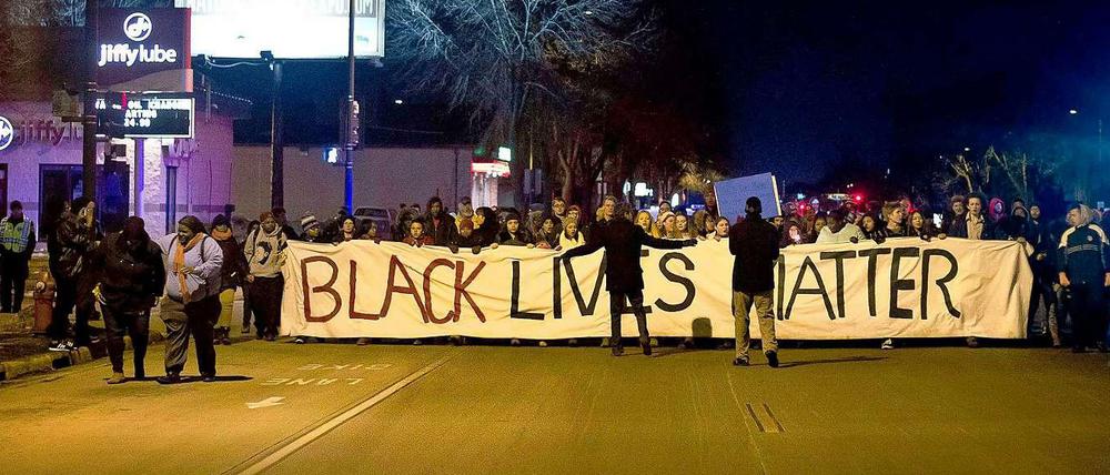 Die tödlichen Schüsse gegen unbewaffnete Schwarze in den USA treiben immer mehr Menschen auf die Straßen. Hier protestieren Einwohner des Bundesstaats Wisconsin nach dem Tod von Tony Robinson.
