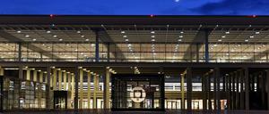 Das abendlich beleuchtete Hauptterminal des Hauptstadtflughafens BER.