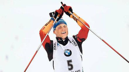 Von fünf auf Gold. Erik Lesser bleibt im Verfolgungsrennen ohne Schießfehler und genießt das neue Weltmeistergefühl.