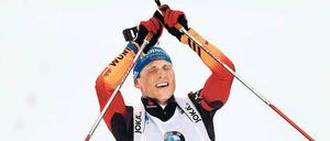Von fünf auf Gold. Erik Lesser bleibt im Verfolgungsrennen ohne Schießfehler und genießt das neue Weltmeistergefühl.