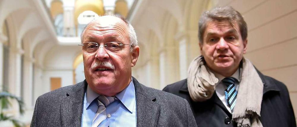 Ex-Technikchef Horst Amann erschien am Freitag in Begleitung seines Anwalts Stephan Eiden (r.) zum BER-Untersuchungsausschuss im Berliner Abgeordnetenhaus.