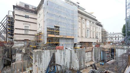 Baugerüste an der Baustelle der Staatsoper Unt4 er den Linden in Berlin.