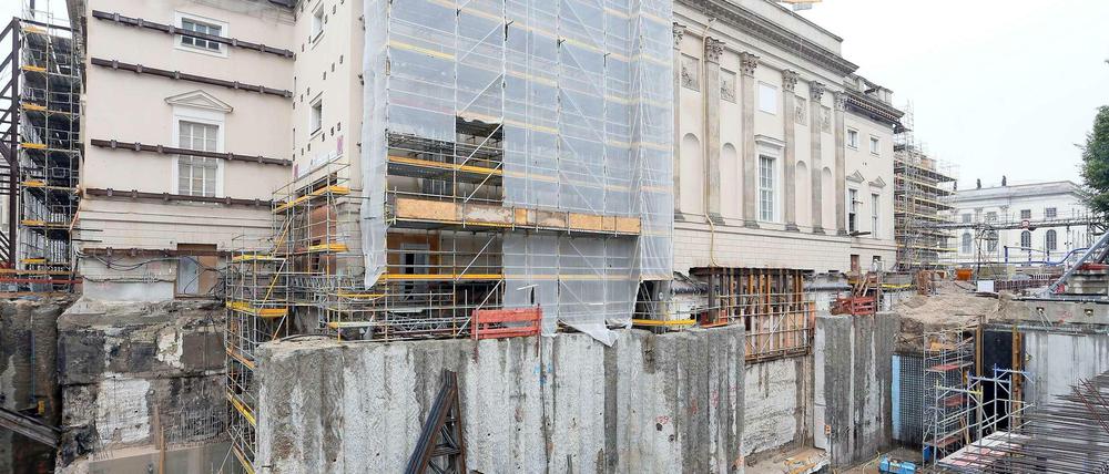 Baugerüste an der Baustelle der Staatsoper Unt4 er den Linden in Berlin.