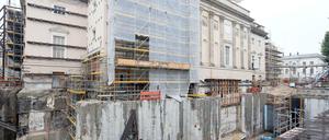 Baugerüste an der Baustelle der Staatsoper Unt4 er den Linden in Berlin.