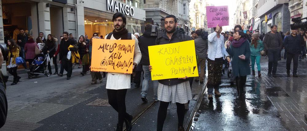 Das Wetter war mies am Samstag in Istanbul. Davon haben sich die Demonstranten nicht abschrecken lassen.