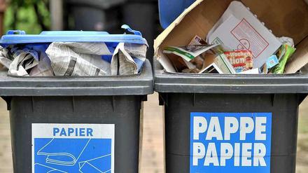 Doch von Pappe. Die meisten Firmen lassen sich das Leeren der blauen Tonne bezahlen - weil Altpapier kaum Geld bringt.