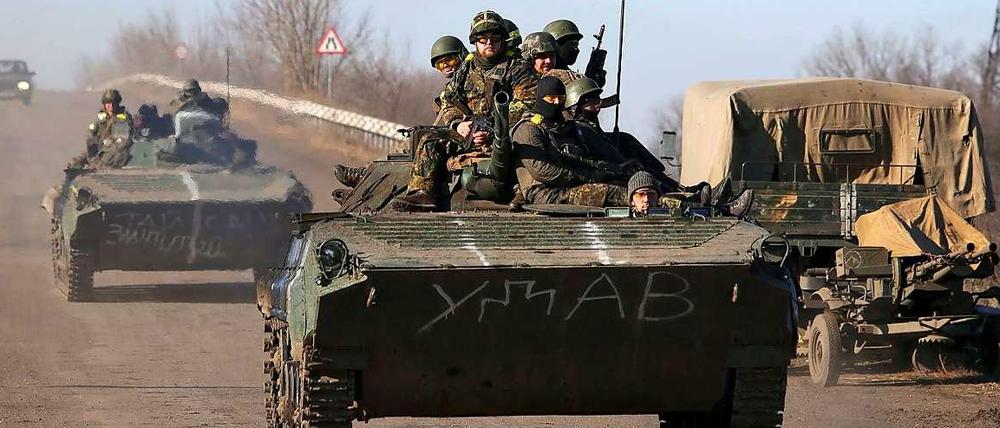 Der Abzug schwerer Waffen im Osten der Ukraine verzögert sich weiter.