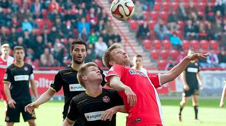 Abwartend: Jean Zimmer (l.) vom 1. FC Kaiserslautern und der Berliner Björn Kopplin positionieren sich im Zweikampf um den Ball.