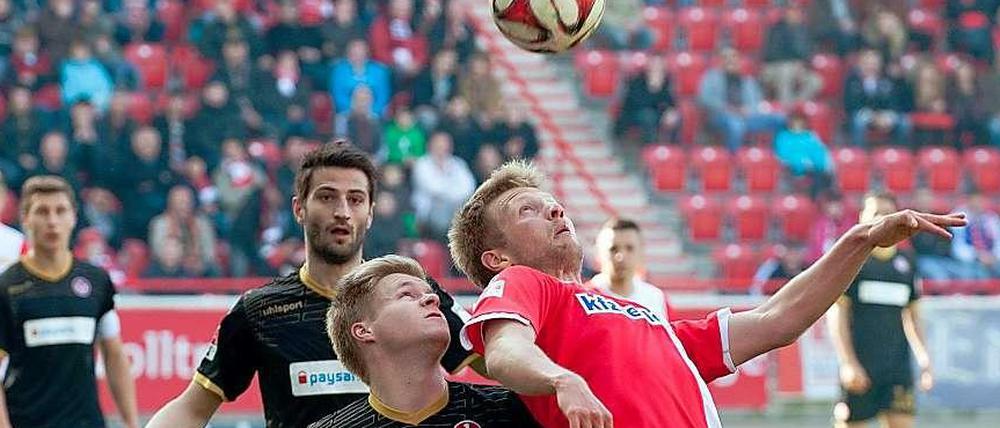Abwartend: Jean Zimmer (l.) vom 1. FC Kaiserslautern und der Berliner Björn Kopplin positionieren sich im Zweikampf um den Ball.