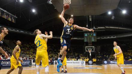 Kraftvoller Abschluss: Albas Leon Radosevic im Spiel in Braunschweig.