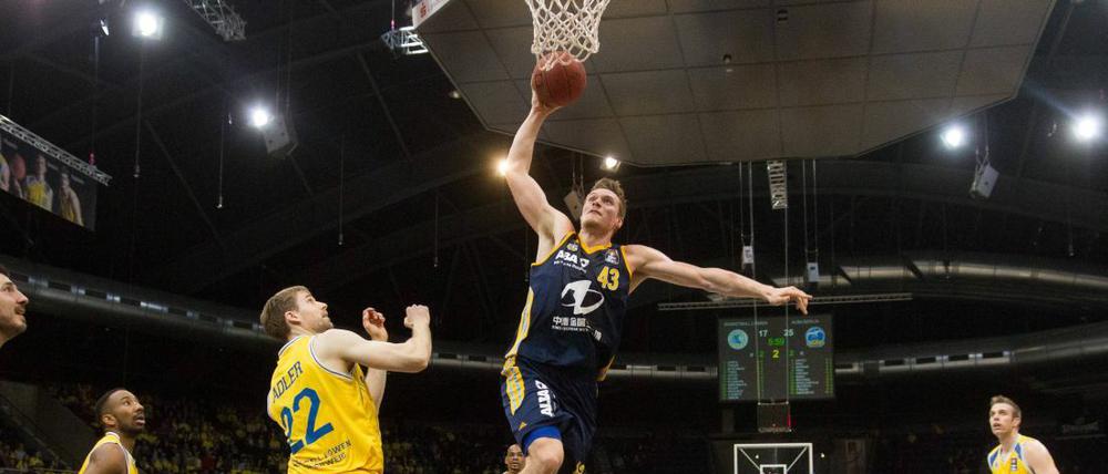Kraftvoller Abschluss: Albas Leon Radosevic im Spiel in Braunschweig.