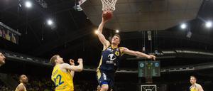 Kraftvoller Abschluss: Albas Leon Radosevic im Spiel in Braunschweig.