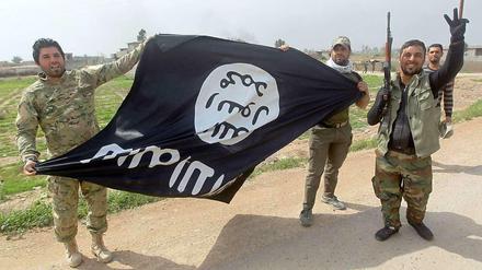 Die Terroristen sind vertrieben: Schiitische Kämpfer posieren mit der Flagge des "Islamischen Staats".