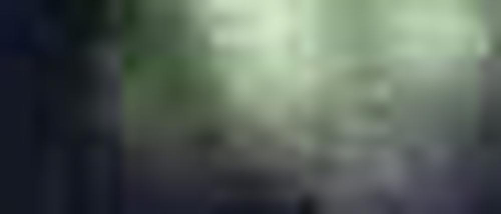 In Friedrichshain prallte der Fahrer der Crossmaschine beim Abbiegen in die Seite eines VW Passat.