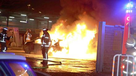 Unbekannte verübten in der Nacht einen Brandanschlag auf Fahrzeuge.