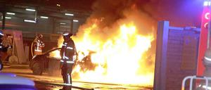 Unbekannte verübten in der Nacht einen Brandanschlag auf Fahrzeuge.