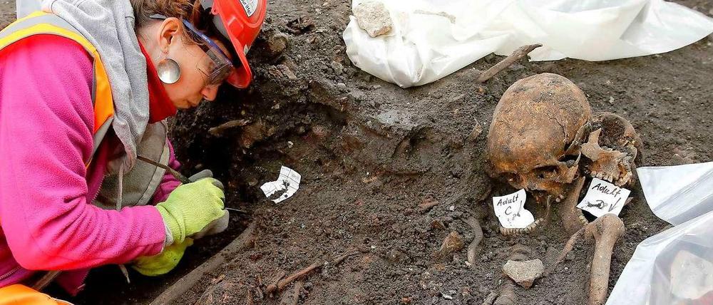 London: Eine Archäologin legt Skelette frei. Mitten in der Hauptstadt von England ist ein Friedhof aus der Zeit der Pest gefunden worden. 