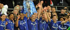 Titel Nummer fünf: Die Chelsea-Spieler feiern den Gewinn des Ligapokals.