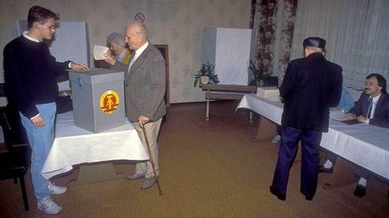 Ein Berliner Wahllokal am 18. März 1990.