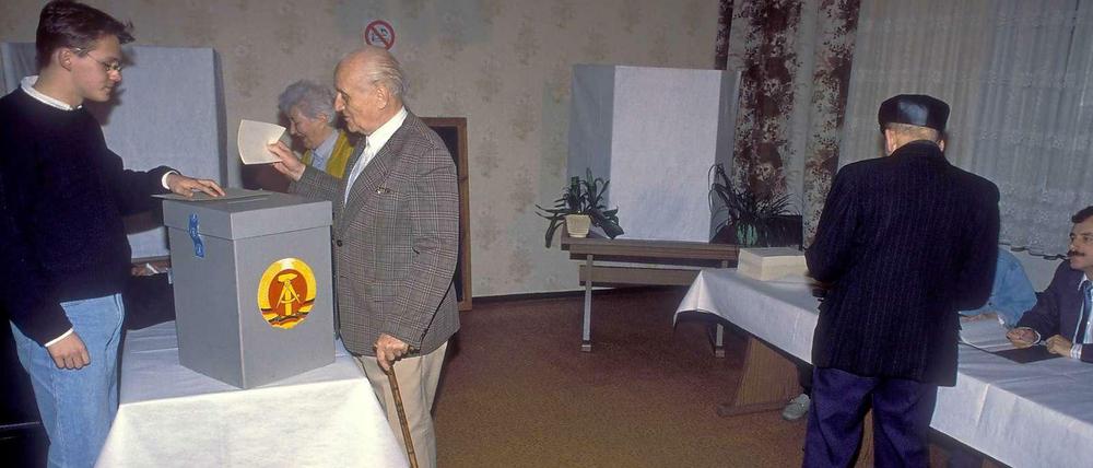 Ein Berliner Wahllokal am 18. März 1990.
