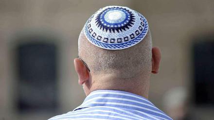 Kippa tragen in der Öffentlichkeit kann ein einigen Gegenden Probleme bereiten.