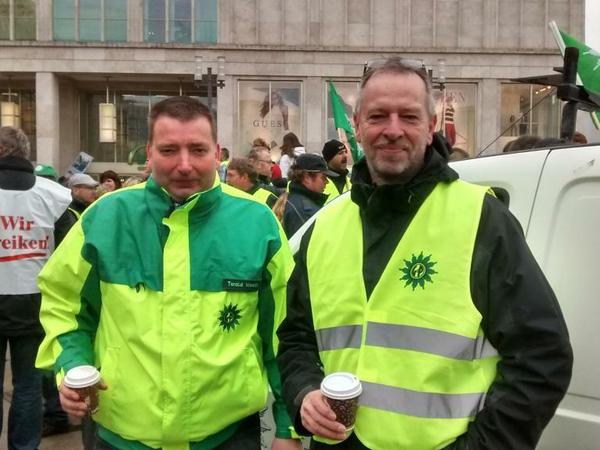 Torald Wendt und Bernd Barz (v.l.) sind Polizeibeamte, nutzten am Morgen aber ihre Freizeit, um sich mit den streikenden angestellten Kollegen solidarisch zu zeigen.