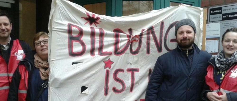 Mit Transparent und Westen brachen angestellte Lehrer der Friedensburg-Oberschule aus Charlottenburg am Morgen zur Demonstration auf.