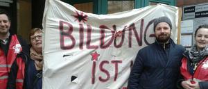 Mit Transparent und Westen brachen angestellte Lehrer der Friedensburg-Oberschule aus Charlottenburg am Morgen zur Demonstration auf.