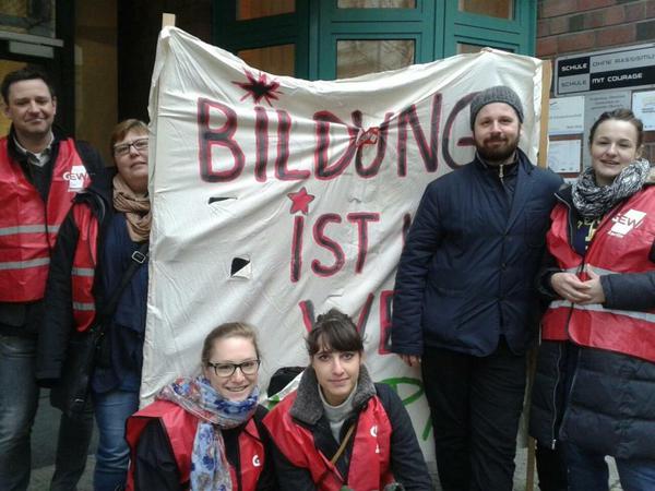 Mit Transparent und Westen brachen angestellte Lehrer der Friedensburg-Oberschule aus Charlottenburg am Morgen zur Demonstration auf.