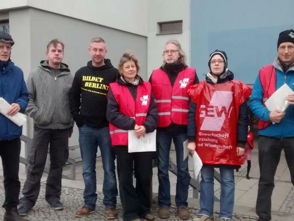 Am Gymnasium Tiergarten versammelten sich vor Unterrichtsbeginn einige der streikenden Lehrer, um die Schüler mit Flugblättern zu informieren.