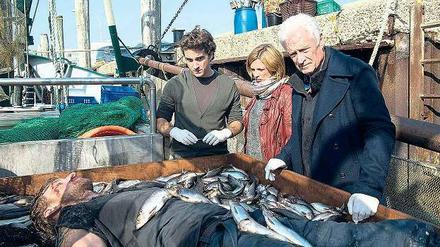 Eine Leiche als Beifang: Kommissar Clüver (Robert Atzorn, r.) und sein Team bekommen nun auch den Körper zu dem zuerst gefundenen abgetrennten Arm geliefert. Foto: ZDF