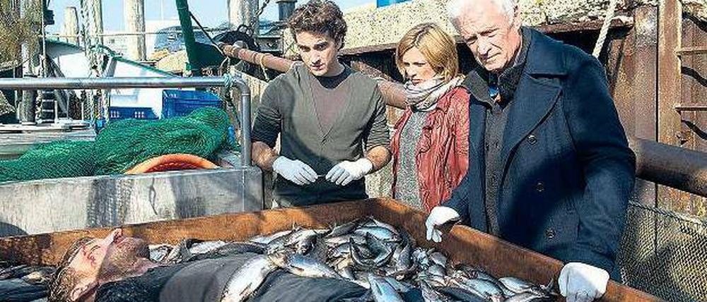 Eine Leiche als Beifang: Kommissar Clüver (Robert Atzorn, r.) und sein Team bekommen nun auch den Körper zu dem zuerst gefundenen abgetrennten Arm geliefert. Foto: ZDF