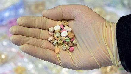 Ein Ermittler in Deutschland hält Ecstasy-Pillen in seiner Hand. In Irland ist der Konsum von Drogen wie Ecstasy wegen einer Lücke in der Gesetzgebung für kurze Zeit legalgewesen.