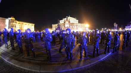 Massives Polizeiaufgebot vor der Dresdner Semperoper.