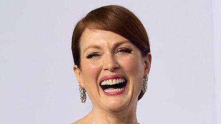 Julianne Moore freut sich sichtlich - Könnte an ihrem Oscar für die beste Hauptdarstellerin liegen. Oder dem Kleid von Chanel. Oder dem Chopard-Schmuck.