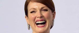 Julianne Moore freut sich sichtlich - Könnte an ihrem Oscar für die beste Hauptdarstellerin liegen. Oder dem Kleid von Chanel. Oder dem Chopard-Schmuck.