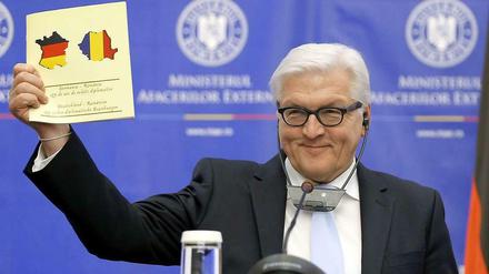 Deutsche Farben in französischem Umriss. Frank-Walter Steinmeier erhält beim Besuch in Rumänien Broschüre mit falscher Deutschlandkarte.
