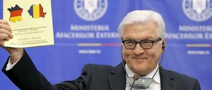 Deutsche Farben in französischem Umriss. Frank-Walter Steinmeier erhält beim Besuch in Rumänien Broschüre mit falscher Deutschlandkarte.