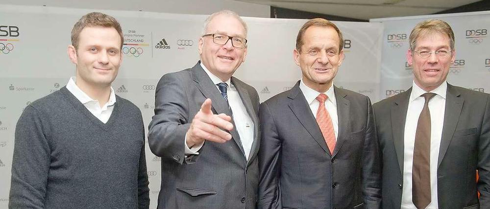 Das DOSB muss nun entscheiden. Mit dabei: DOSB-Vizepräsident für Leistungssport, Ole Bischof (l.-r.), DOSB-Generaldirektor Michael Vesper, DOSB-Präsident Alfons Hörmann und DOSB-Vorstand Bernhard Schwank.