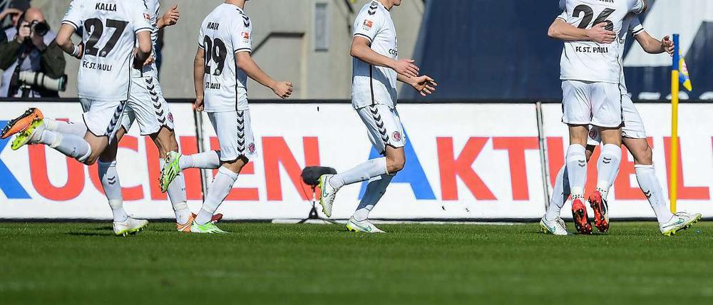 Die Mannschaft von St. Pauli feiert Sören Gonther (re.), den Torschützen zum 1:0.